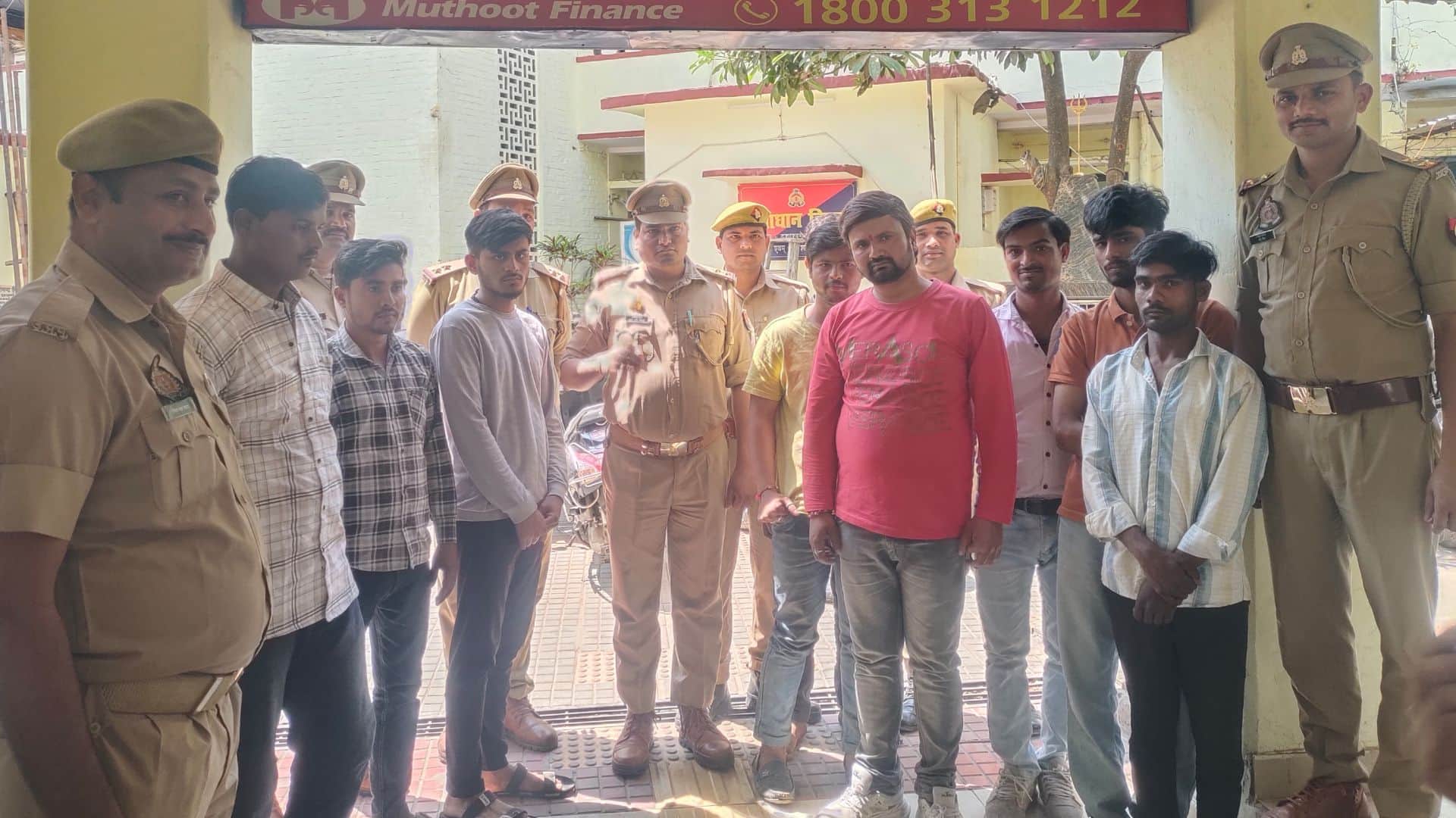 पुलिस की गिरफ्तार में दर्शन के दलाल।