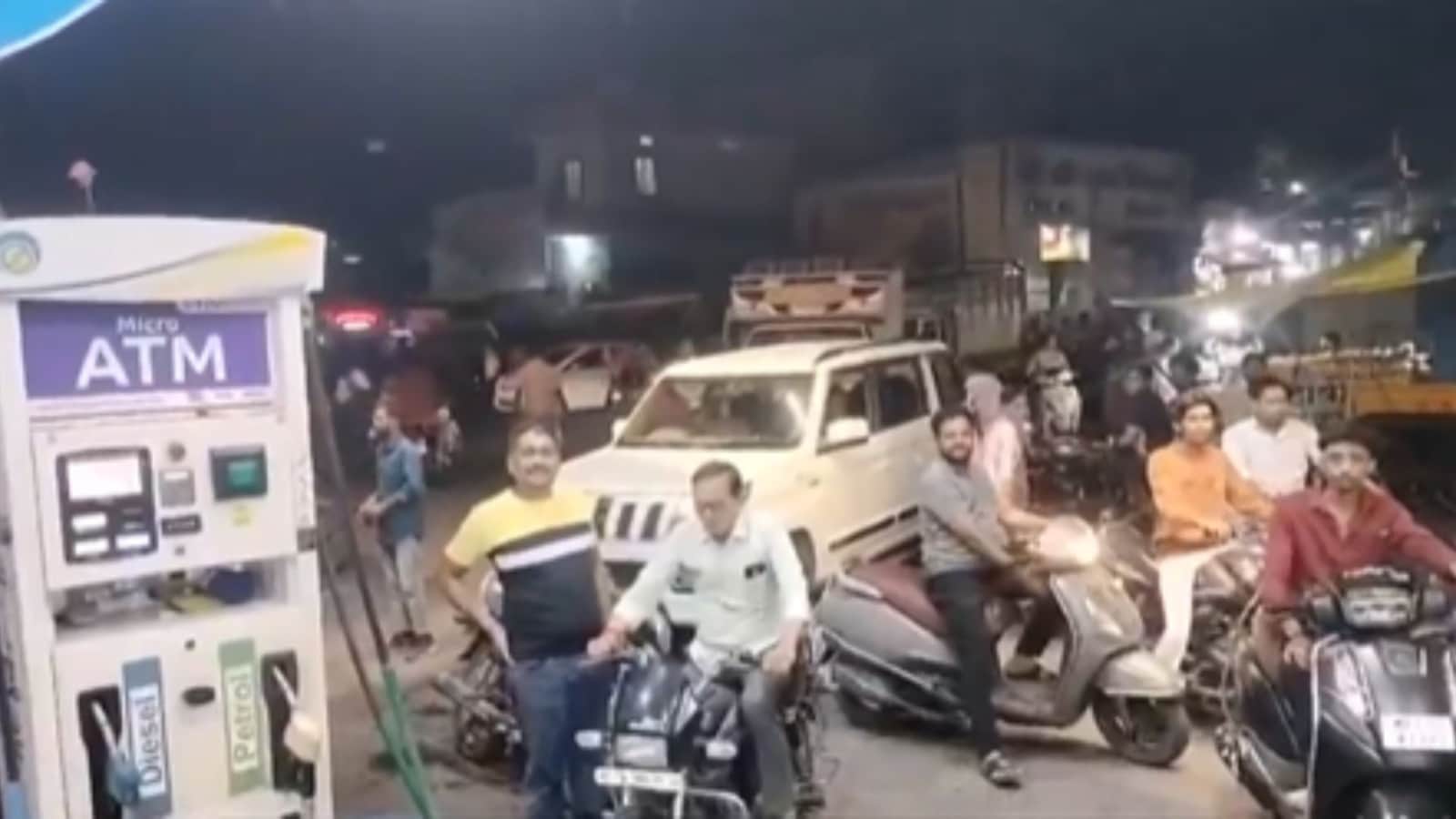 पेट्रोल-डीजल की किल्लत की अफवाहों के बाद जुटी भीड़।