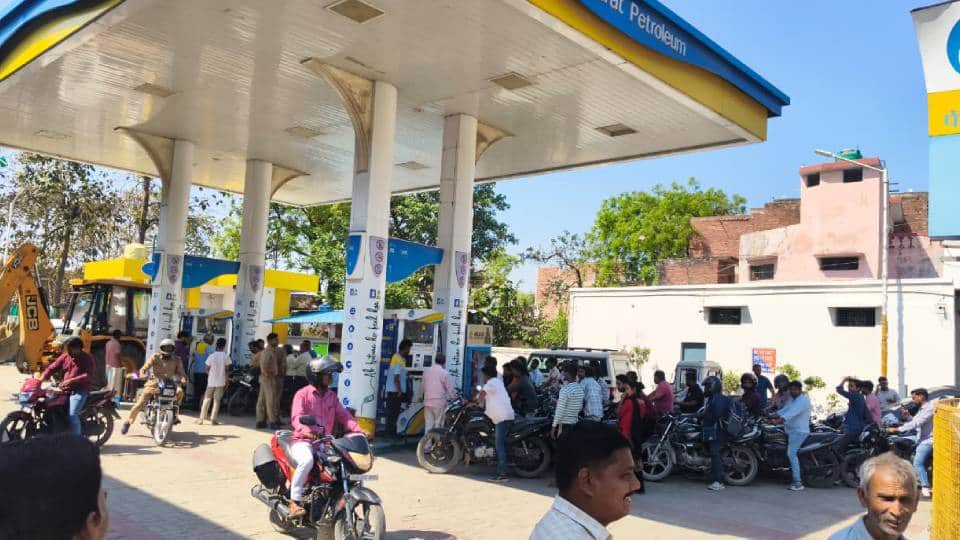 Notices Announcing Petrol and Diesel Shortages Posted in Ayodhya Crowds Swarm Pumps Across Awadh Region in up