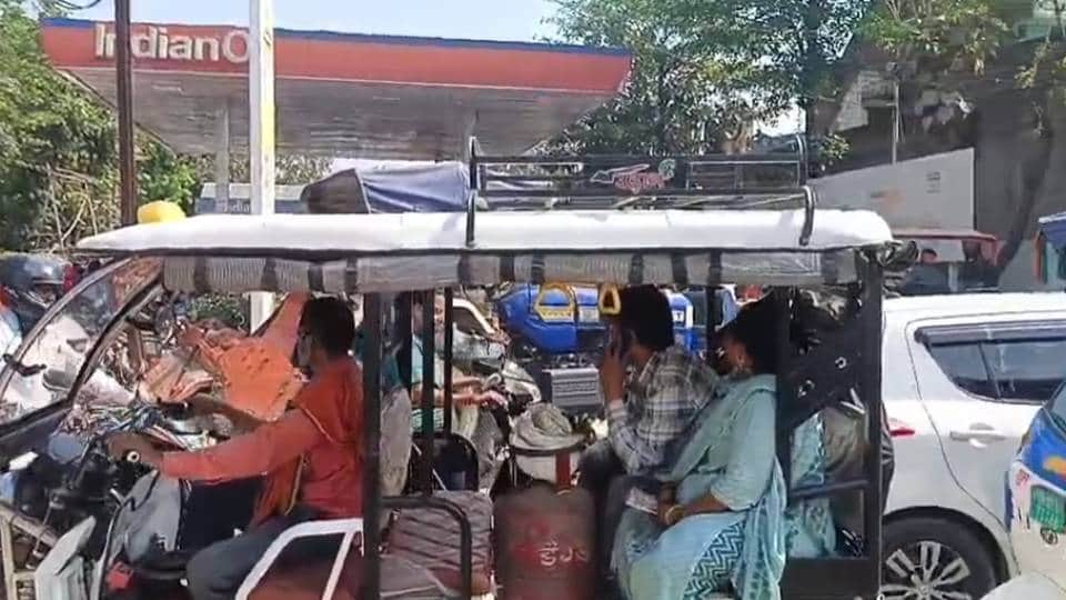 Notices Announcing Petrol and Diesel Shortages Posted in Ayodhya Crowds Swarm Pumps Across Awadh Region in up