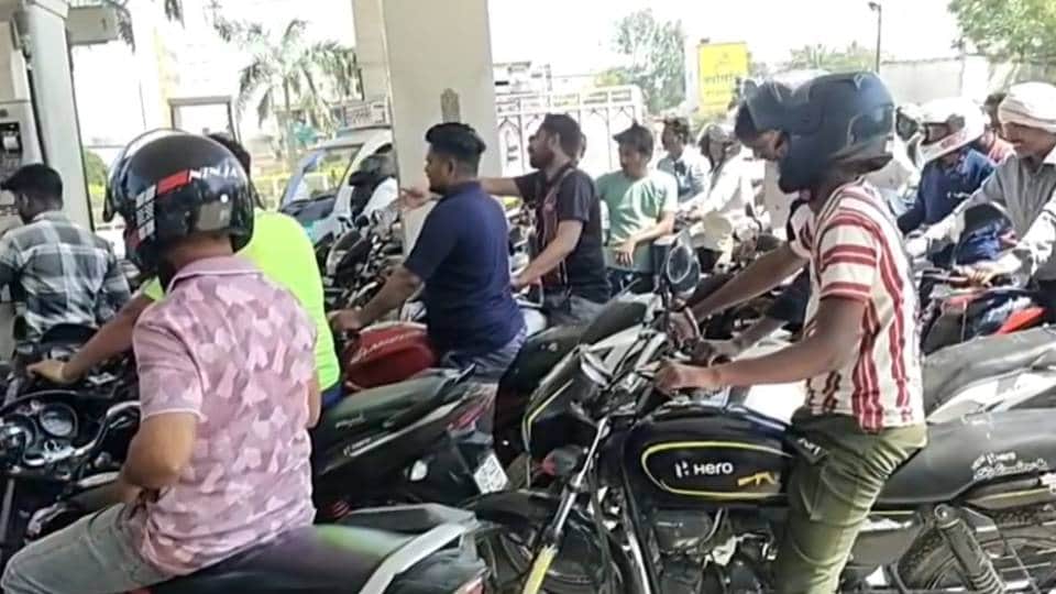 Notices Announcing Petrol and Diesel Shortages Posted in Ayodhya Crowds Swarm Pumps Across Awadh Region in up