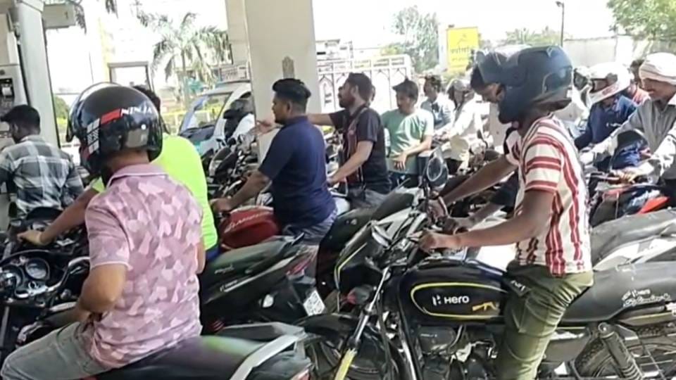 Notices Announcing Petrol and Diesel Shortages Posted in Ayodhya Crowds Swarm Pumps Across Awadh Region in up
