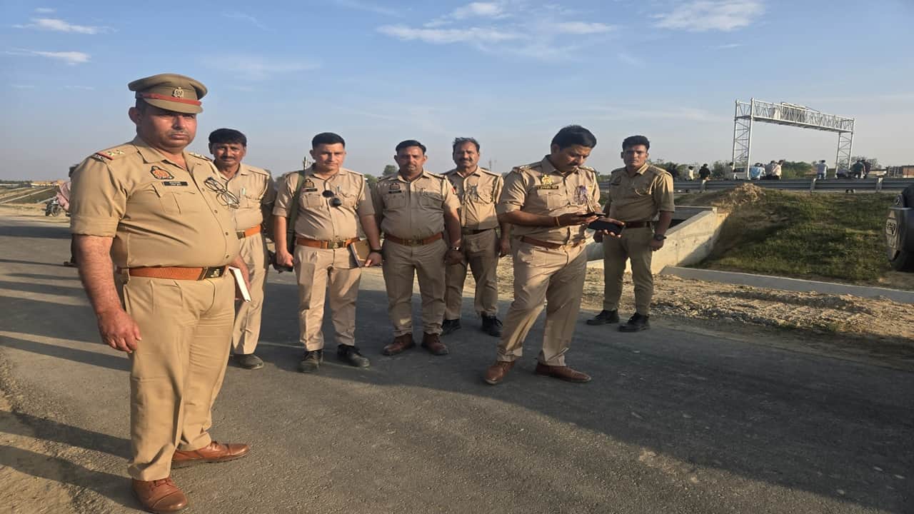 घटनास्थल पर जांच करती पुलिस