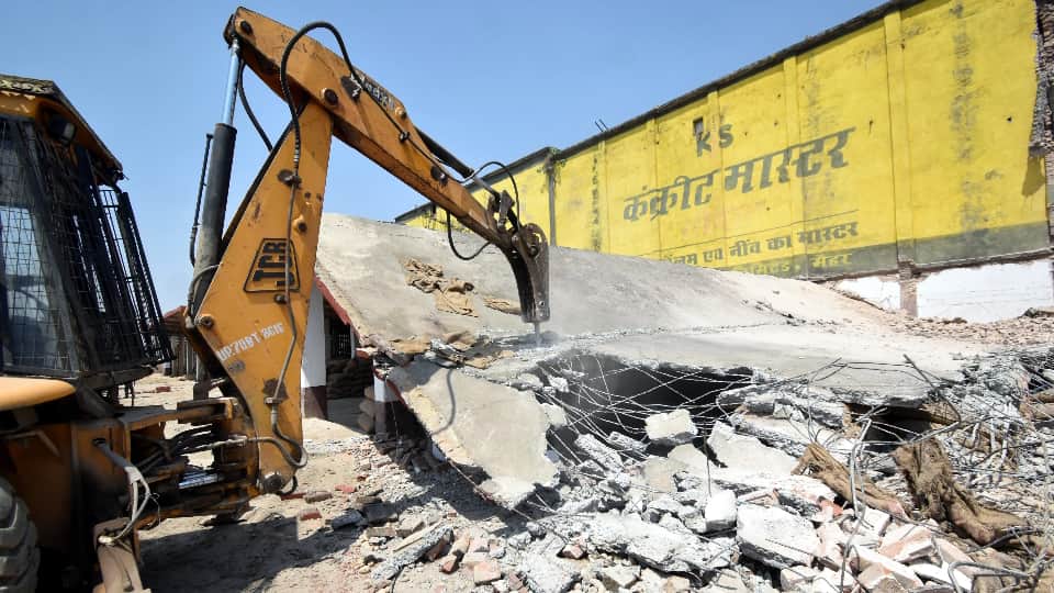 कोल्ड स्टोरेज में ब्लास्ट के बाद राहत कार्य में लगई गई जेसीबी।