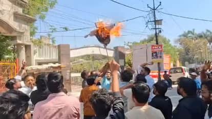 Congress protests against the desecration of martyrs' statues in Shahjahanpur