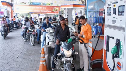 people queue at fuel pumps due to rumors regarding diesel and petrol in Bareilly