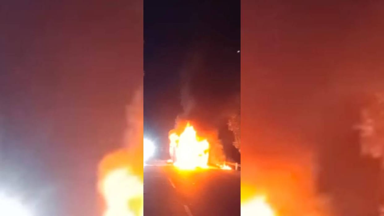 Raebareli: Bus full of passengers turns into a ball of fire, people save their lives by jumping