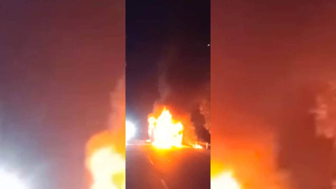 सवारियों से भरी बस में लगी आग।