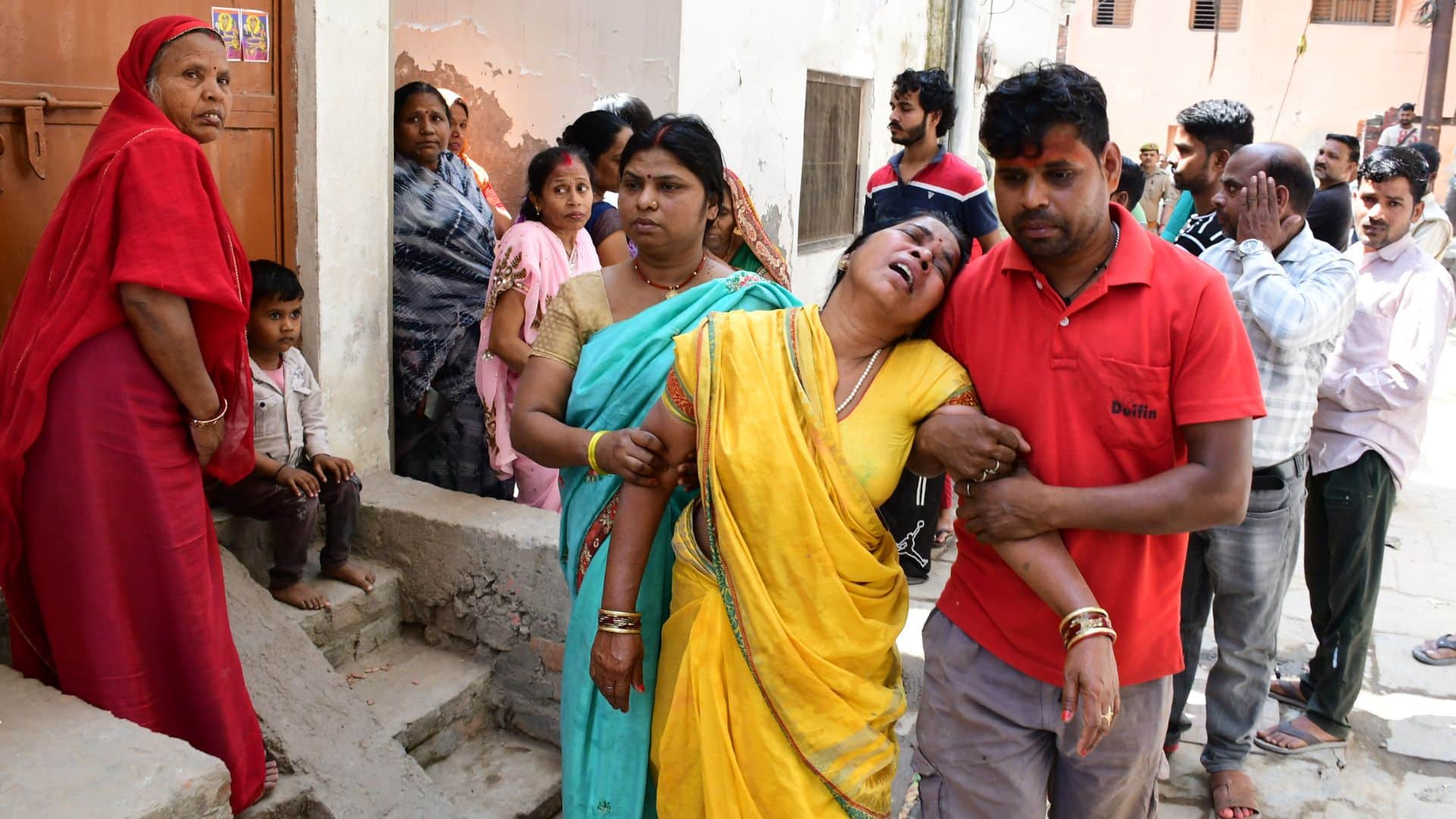 son and daughter died in front of their mother in cylinder explosion caused by leak in Varanasi