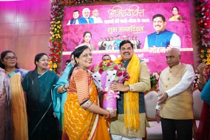 सीएम आवास में बहनों के साथ मुख्यमंत्री डॉ. मोहन यादव