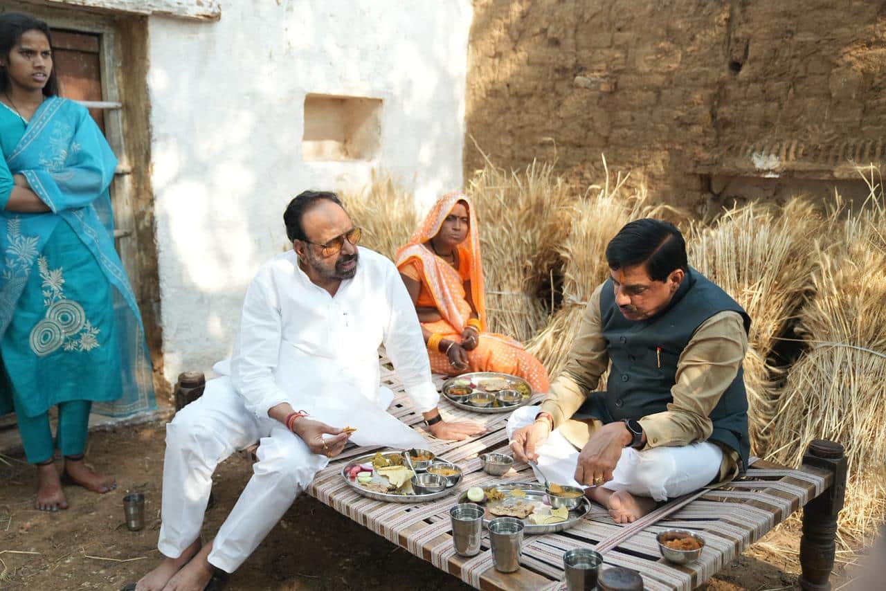 सीएम ने खाट पर बैठ भोजन करते हुए