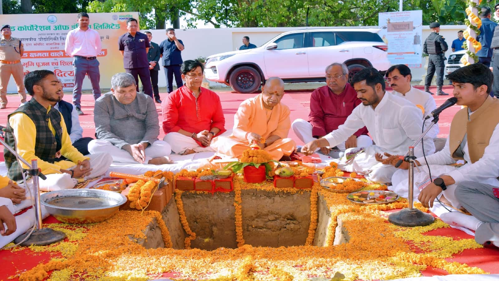 सीएम योगी ने गर्ल्स हॉस्टल का शिलान्यास किया