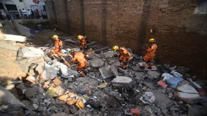 After digging the foundation, the adjacent house collapsed while tying the pillar, the laborer died