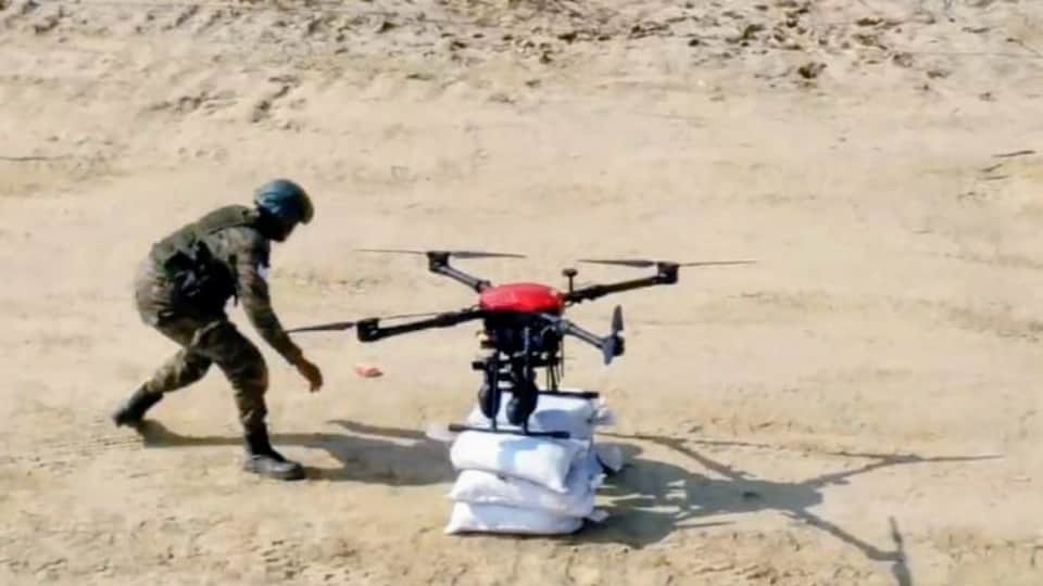 स्वदेशी ड्रोन को ऑपरेट करता भारतीय सेना का जवान।