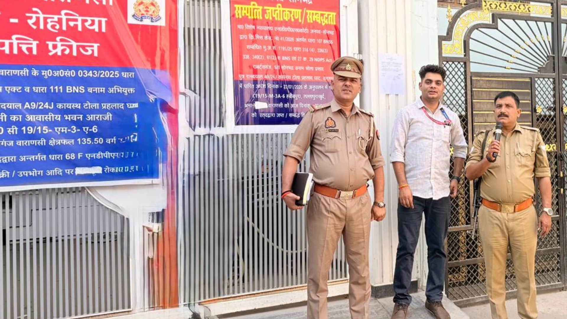 शुभम के रिहायशी मकान पर मुनादी कराई और नोटिस चस्पा।