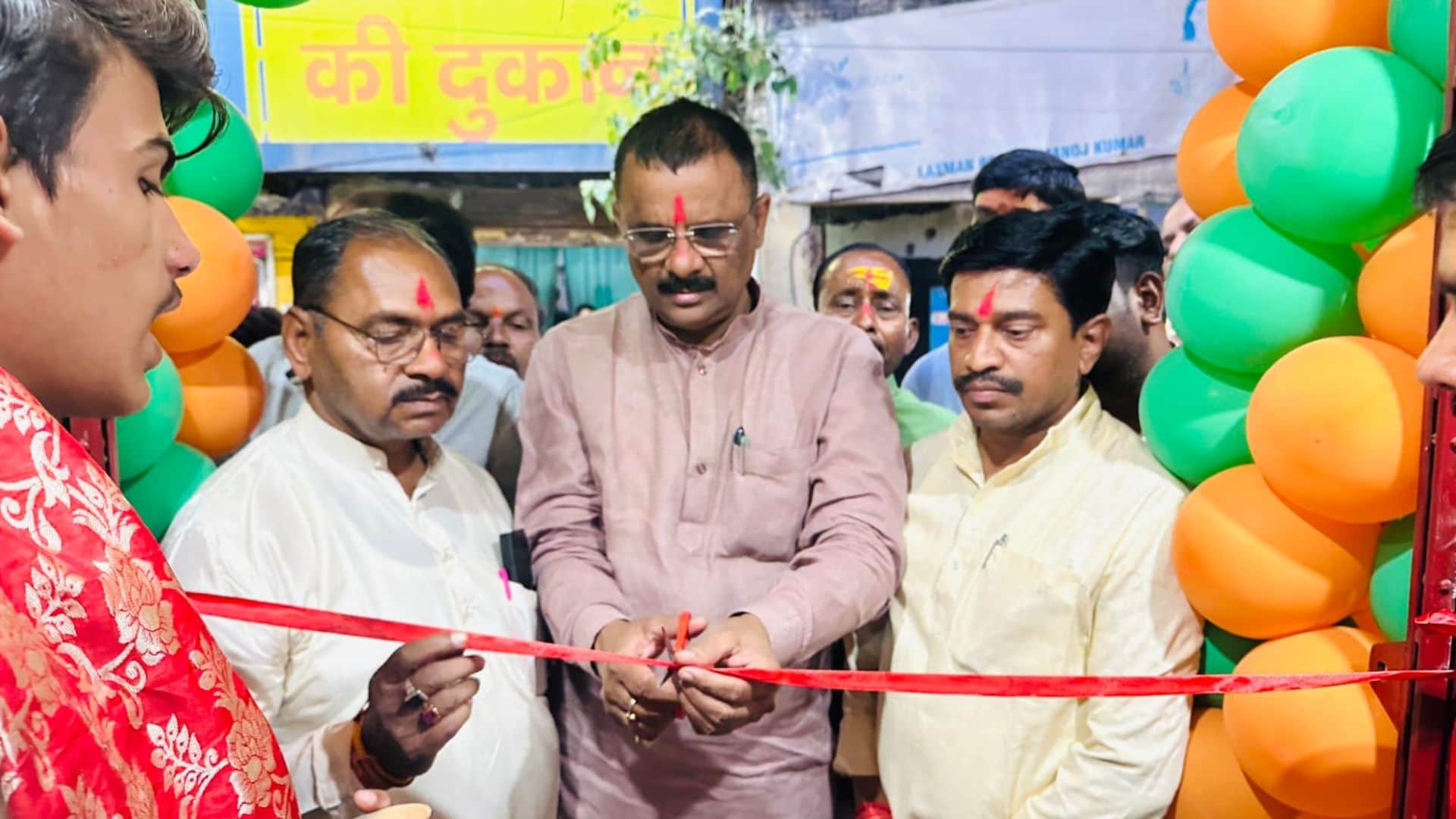 शौचालय का लोकार्पण करते मेयर अशोक कुमार तिवारी