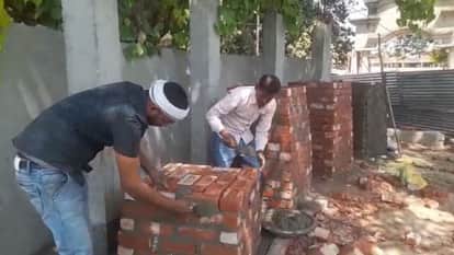 installation of new statues of martyrs begins in Shahjahanpur