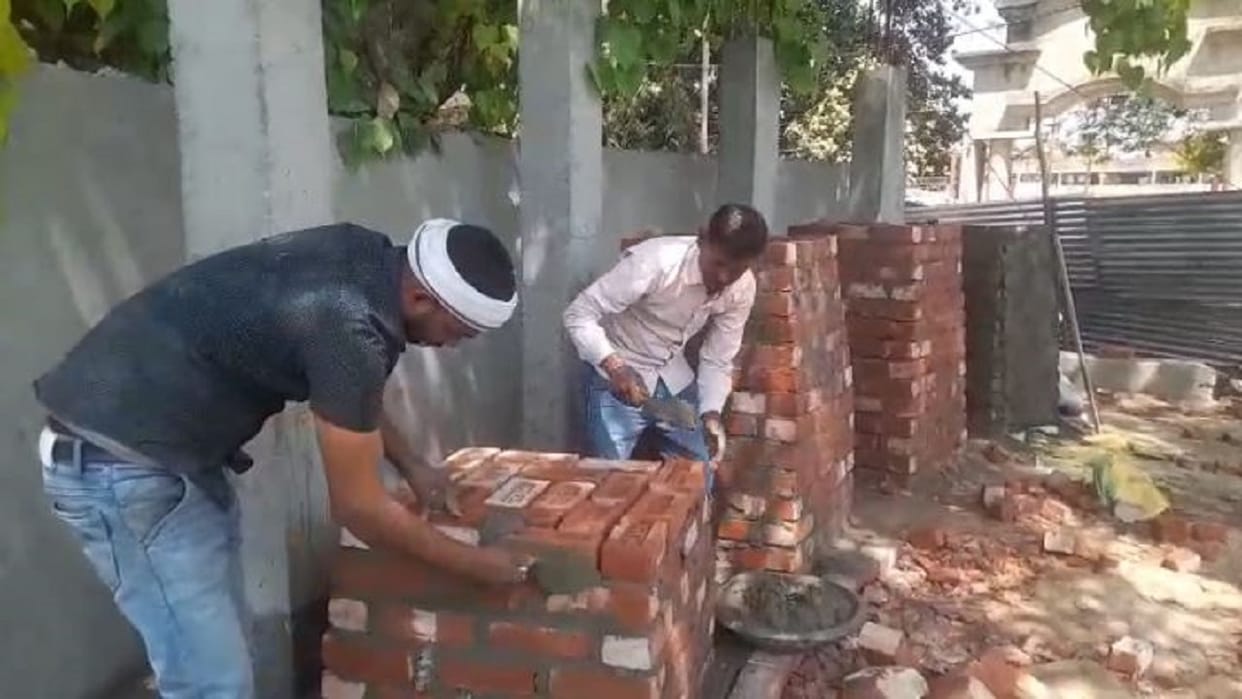 installation of new statues of martyrs begins in Shahjahanpur