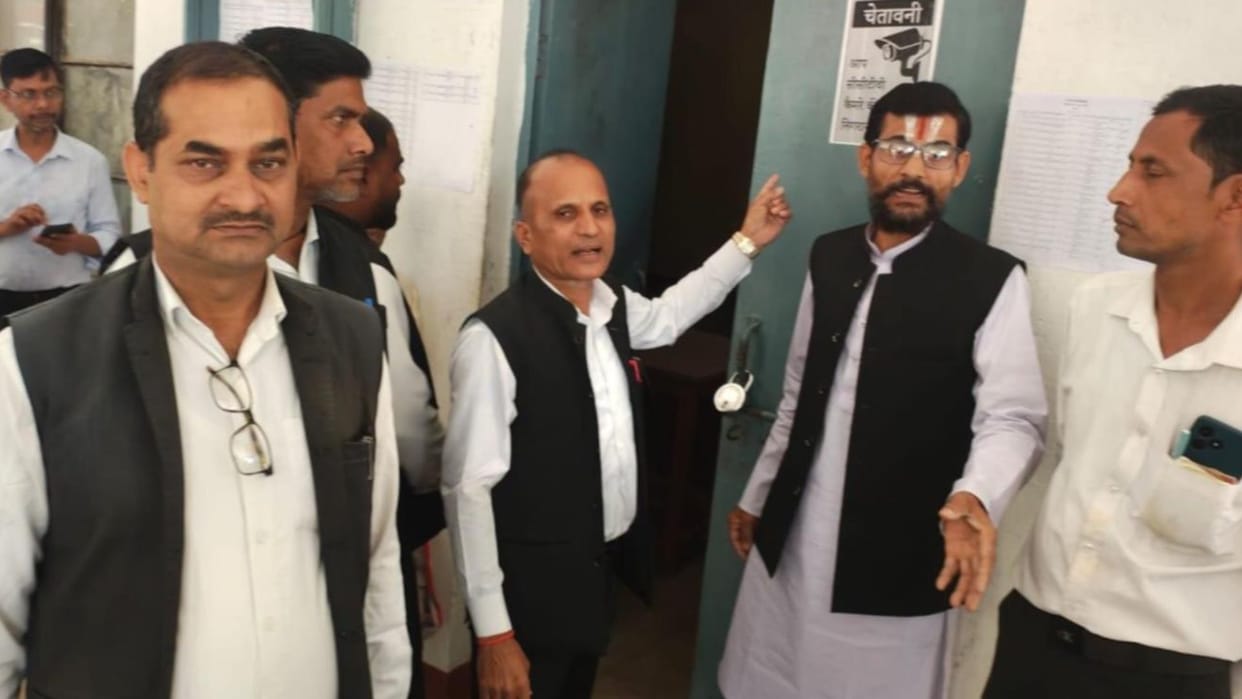 Departmental Staff Absent Private Personnel Enter Court Chaos Ensues Lawyers Objected