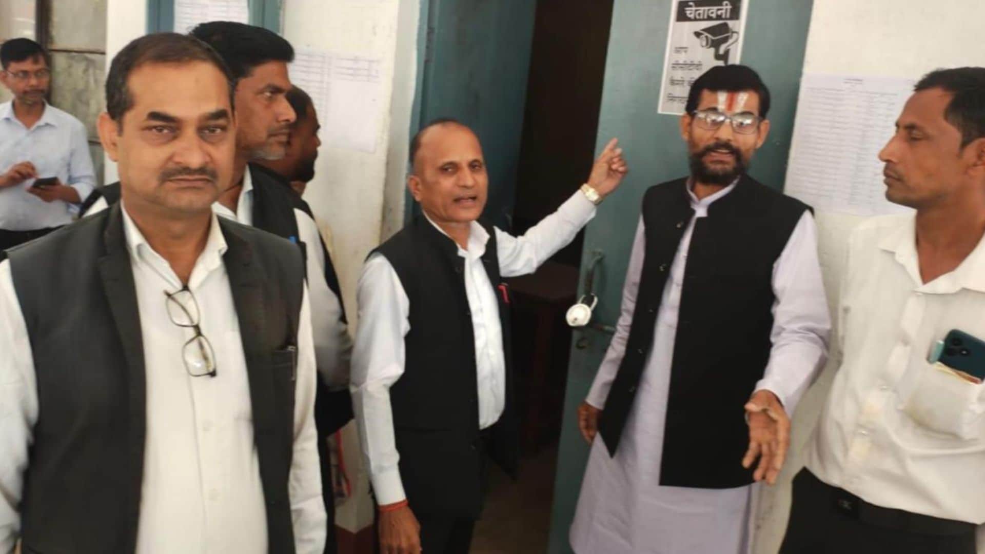 तहसील में अपनी नाराजगी जाहिर करते अधिवक्ता।