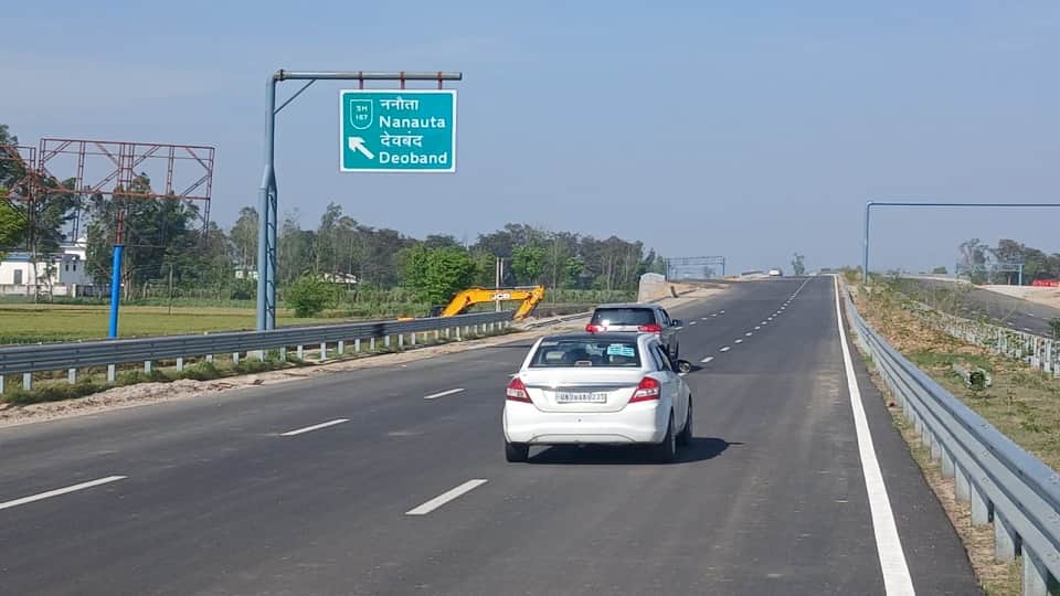 दिल्ली-देहरादून एक्सप्रेसवे पर बड़गांव इंटरचेंज के पास एक साइड से गुजरते वाहन। संवाद