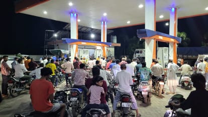 धार के मेट्रोल पंप पर लगी कतार