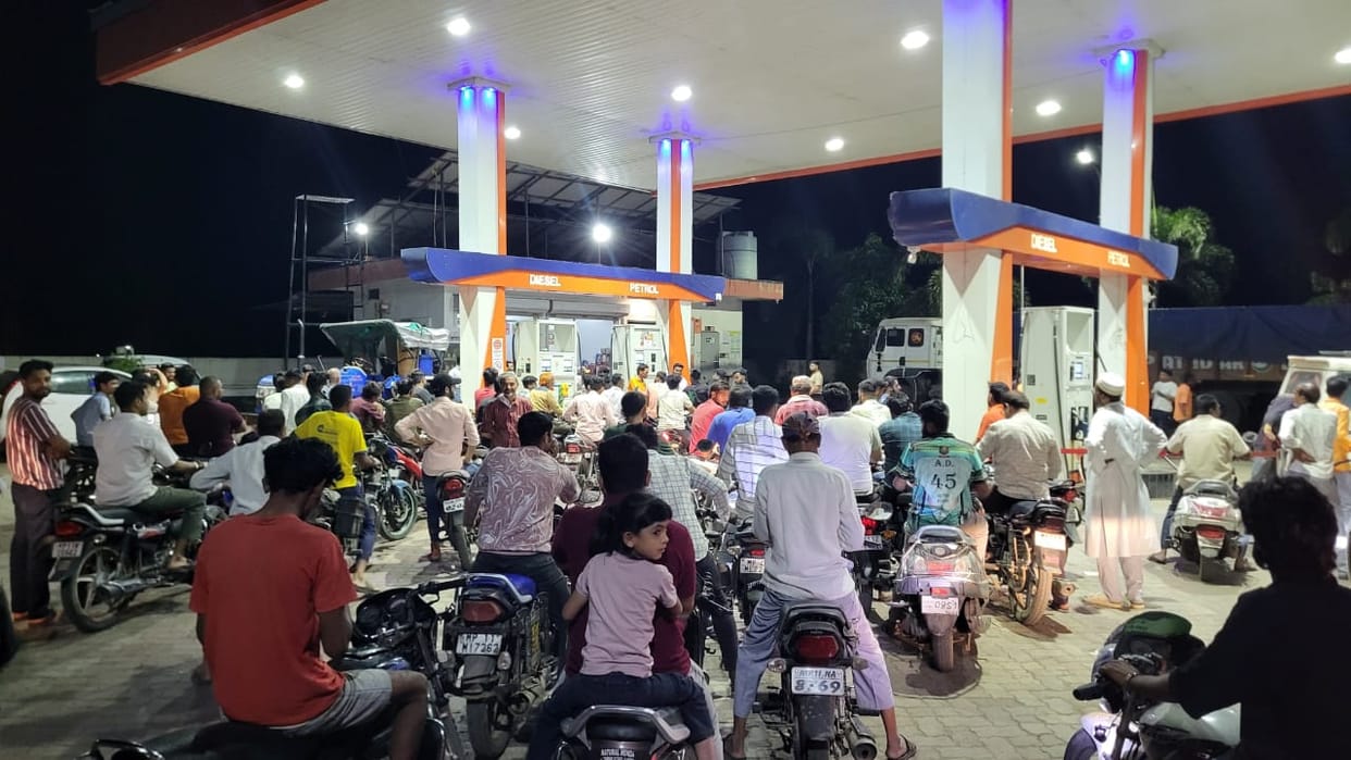 MP News: Rumors of petrol and diesel shortages led to crowds at pumps, with dealers saying there was enough st