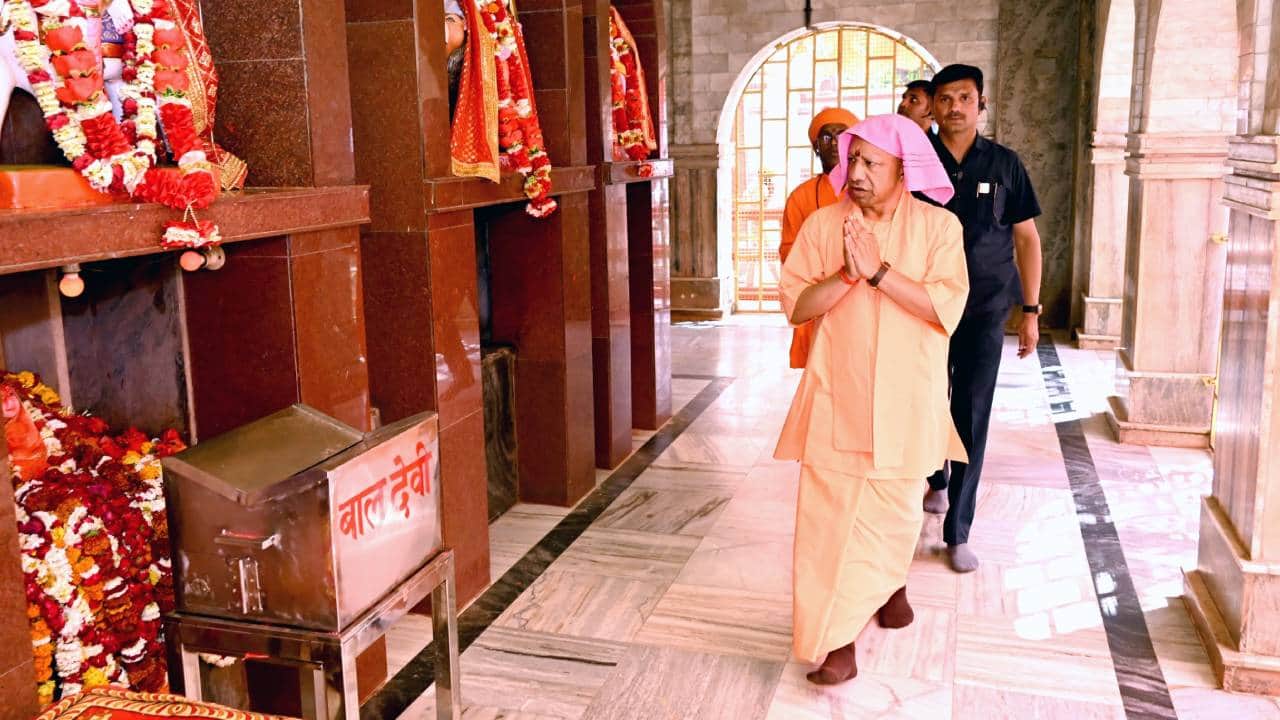 UP: CM Yogi reached Devipatan on Saptami, worshiped Maa Pateshwari and took stock of the arrangements
