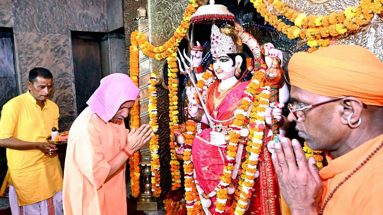 UP: CM Yogi reached Devipatan on Saptami, worshiped Maa Pateshwari and took stock of the arrangements