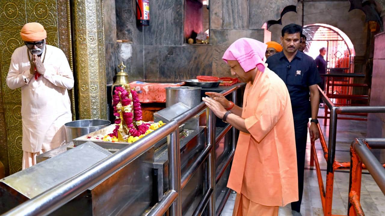 UP: CM Yogi reached Devipatan on Saptami, worshiped Maa Pateshwari and took stock of the arrangements