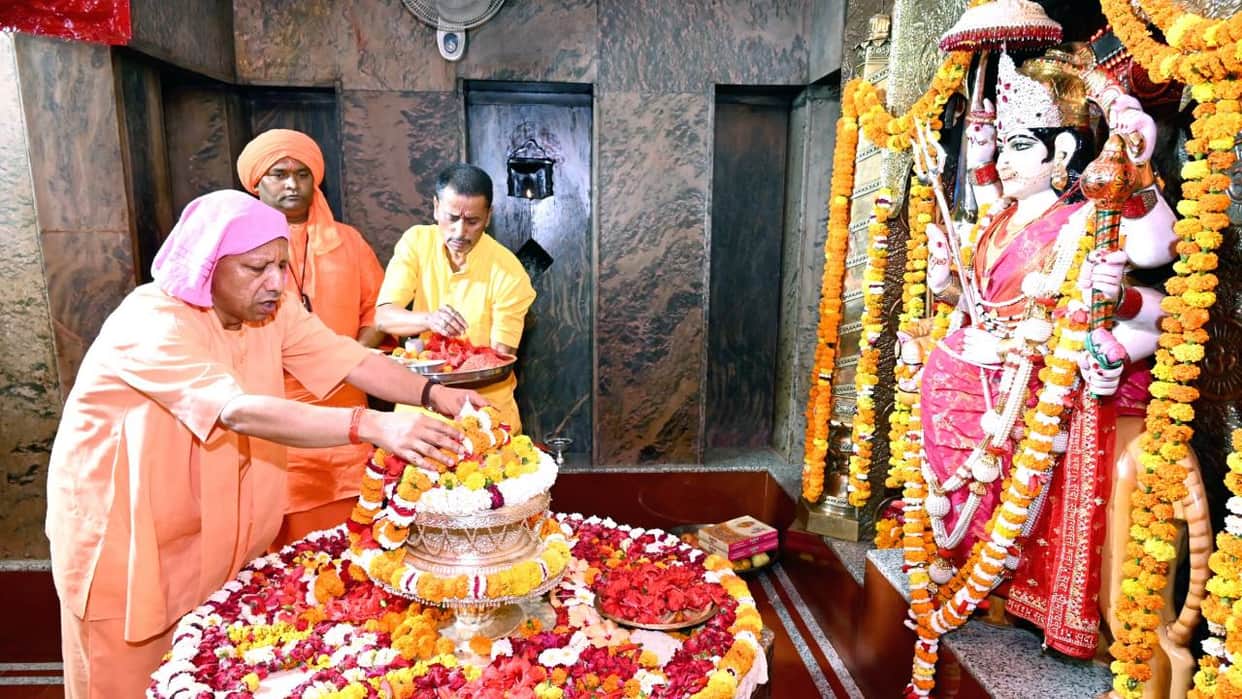 UP: CM Yogi reached Devipatan on Saptami, worshiped Maa Pateshwari and took stock of the arrangements