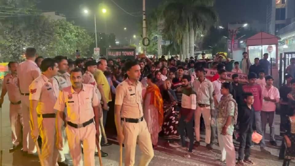 अस्पताल के बाहर परिजनों ने किया हंगामा