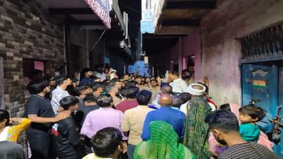 बच्ची के घर जुटी भीड़