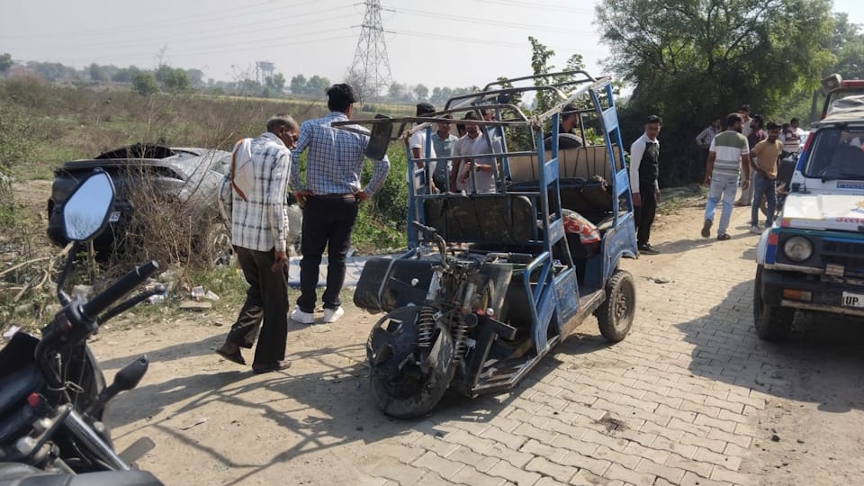 Uncontrollable Car Collides with E-Rickshaw in Bulandshahr Driver Dies
