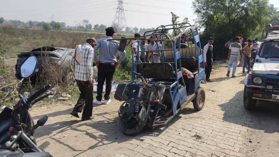 हादसे में क्षतिग्रस्त ई-रिक्शा
