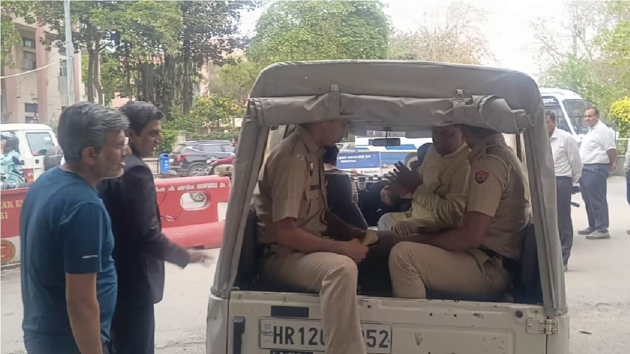 गिरफ्तार कर सतीश को ले जाती रोहतक पुलिस