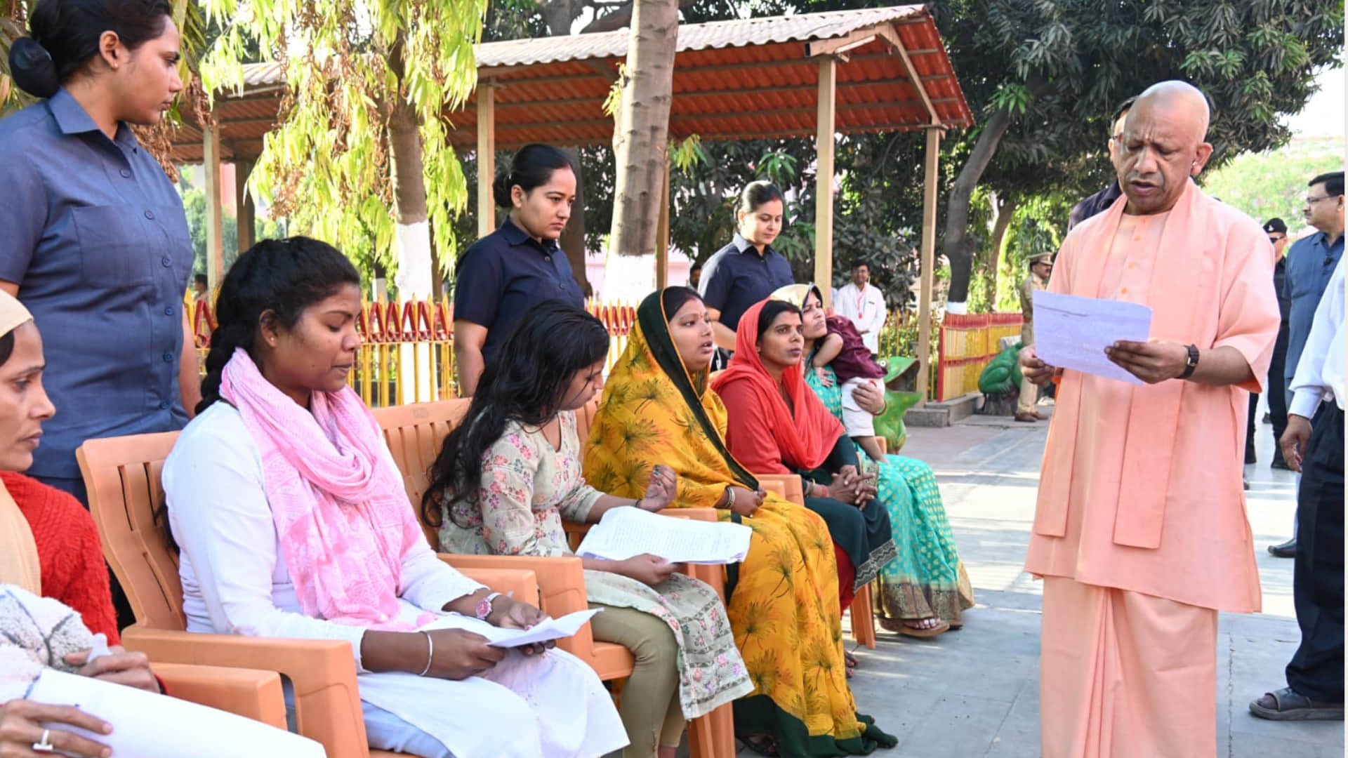 जनता दर्शन में सीएम योगी