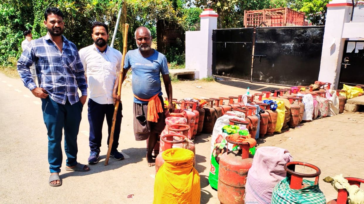 LPG Crisis Crowds at Agency Staff Member Flees to Police Station Police Take Charge 360 Cylinders Arrive