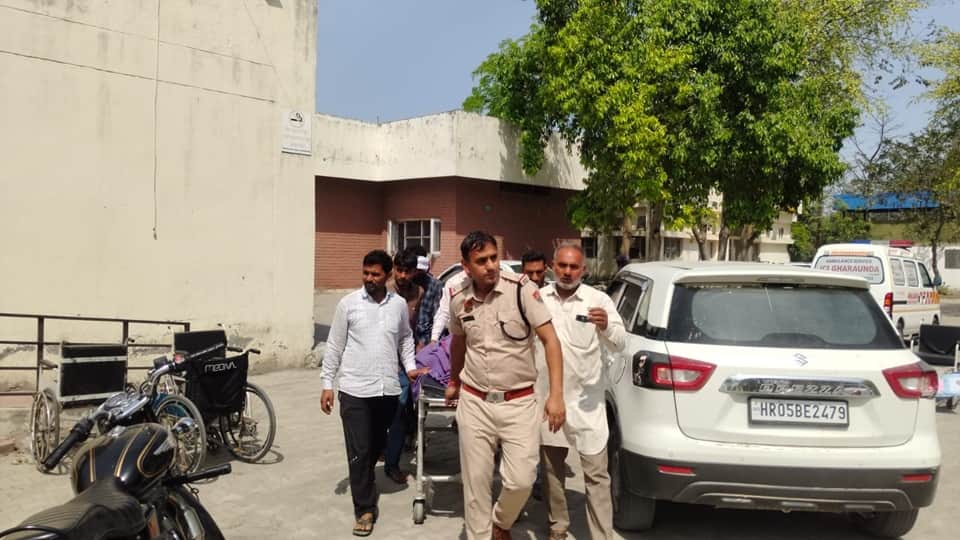 घायलों को अस्पताल ले जाती पुलिस