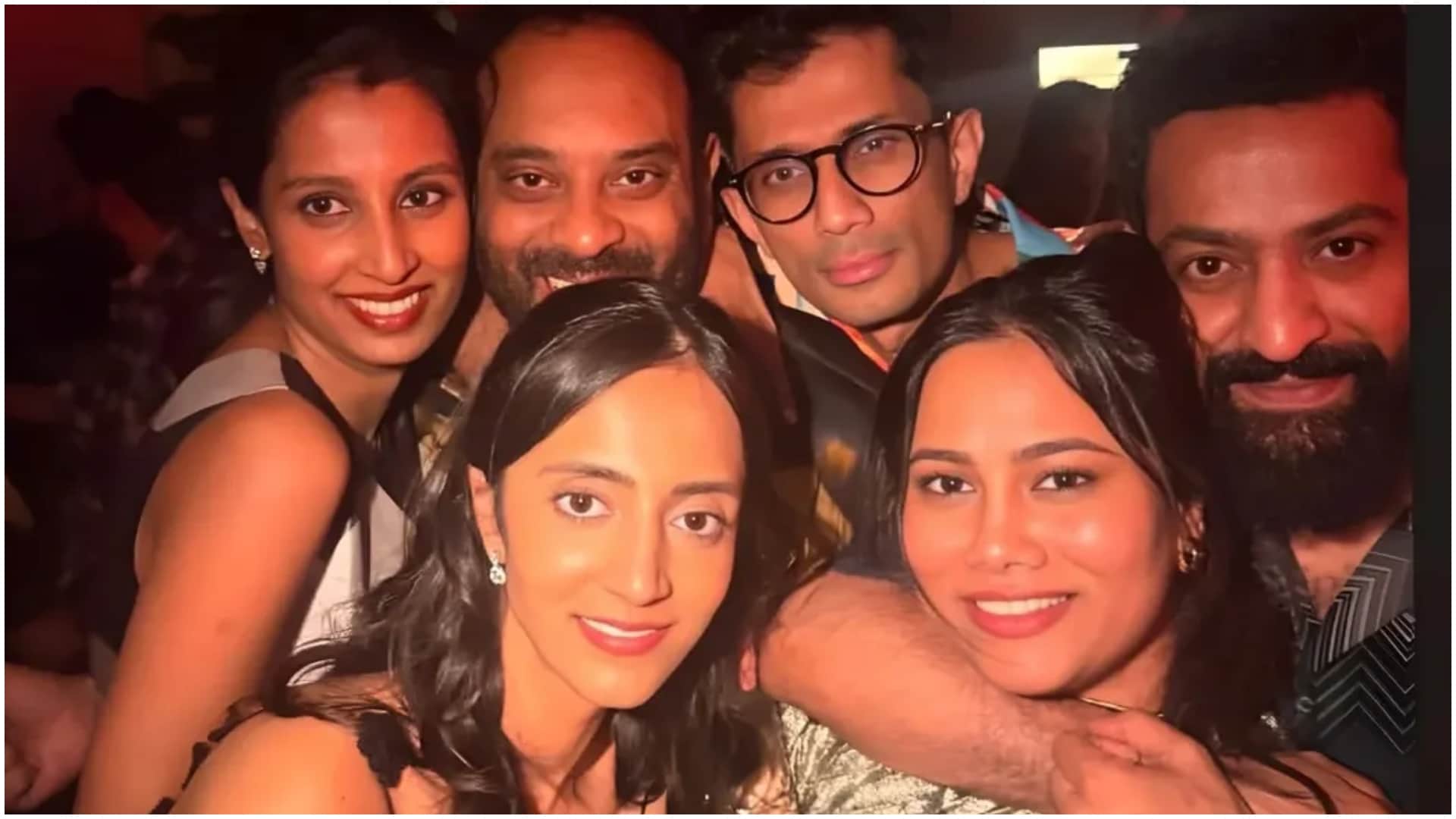 जूनियर एनटीआर पत्नी प्रणति और अन्य मेहमानों के साथ