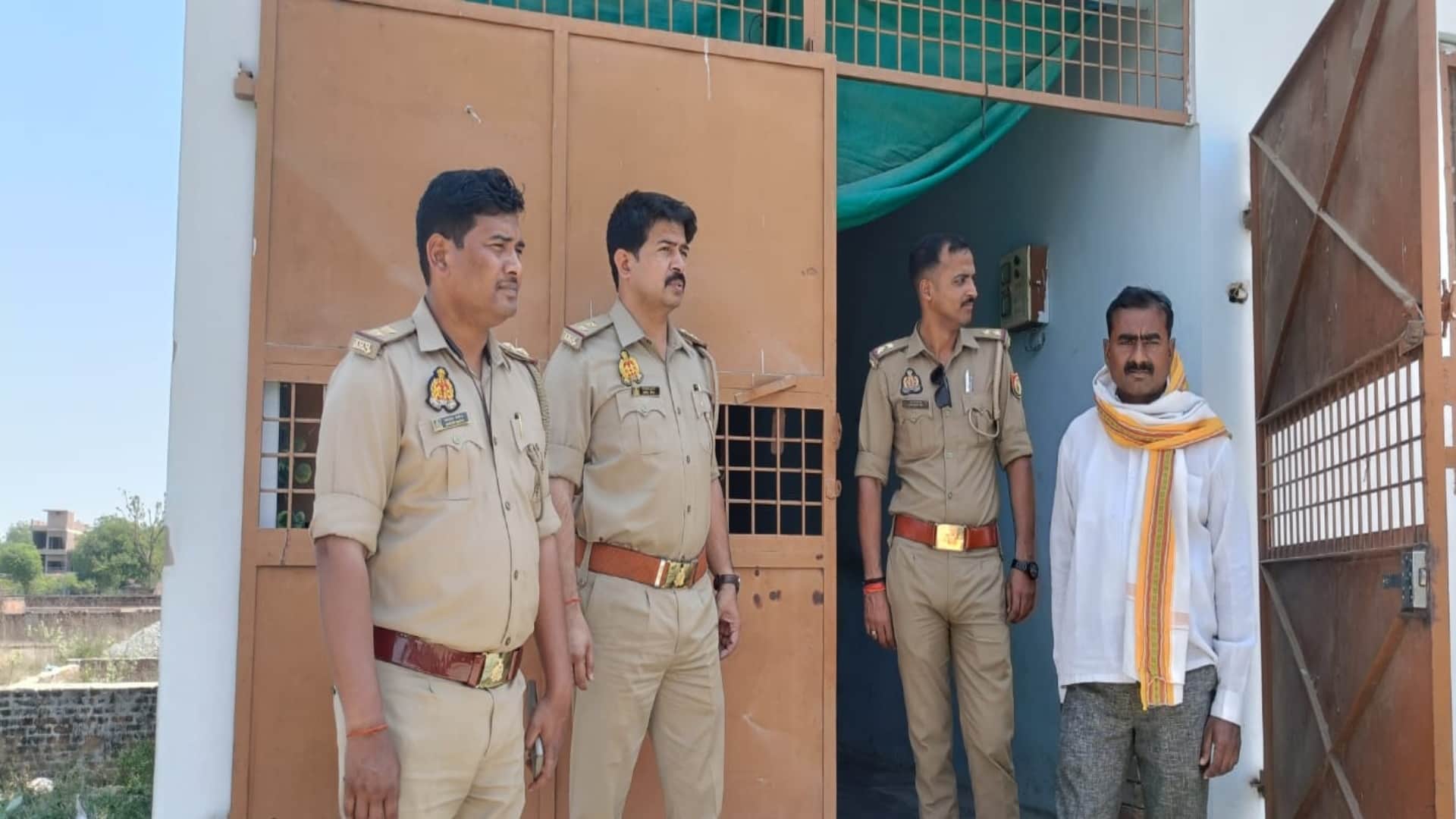 झूंसी के चमनगंज में महिला की हत्या के बाद छानबीन करती पुलिस।