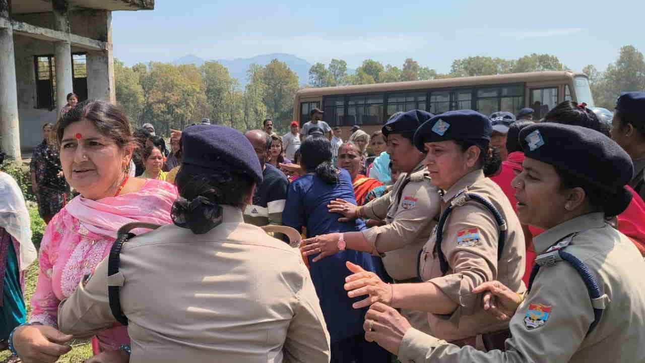 विधि विवि को लेकर पुलिस-प्रशासन से भिड़े ग्रामीण और महिलाएं