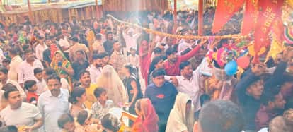 Kaila Maiya's court decorated in Itaura, a flood of devotees gathered.