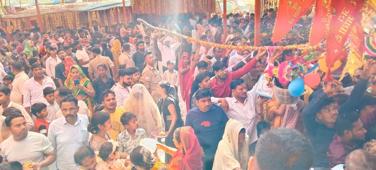 Kaila Maiya's court decorated in Itaura, a flood of devotees gathered.