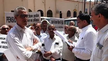 Pensioners Protest Against New Law, Fear Loss of Benefits from Future Pay Commissions