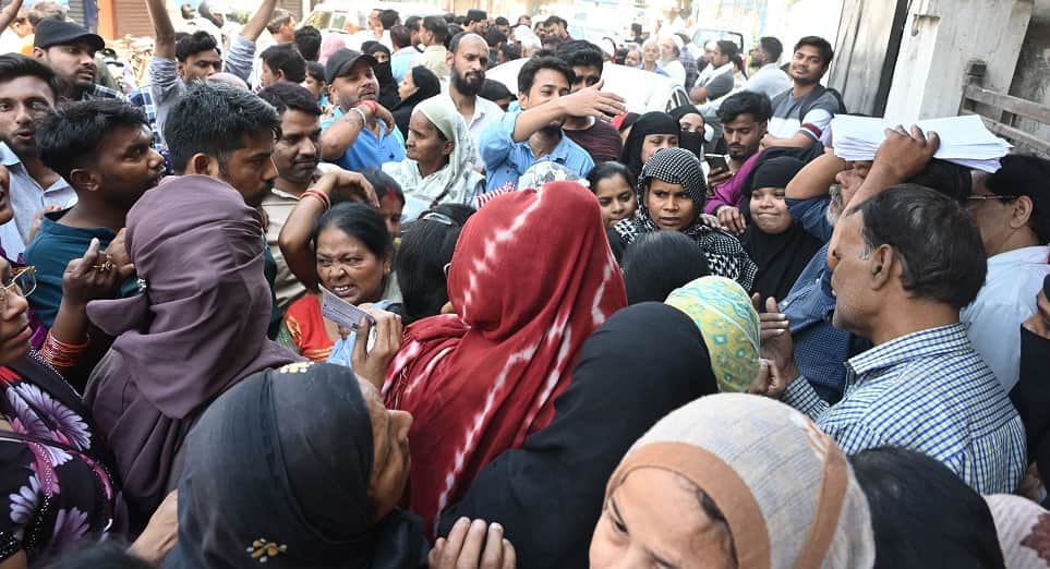 लाजपत नगर भागवत गैस एजेंसी पर लोगों की लगी भीड़