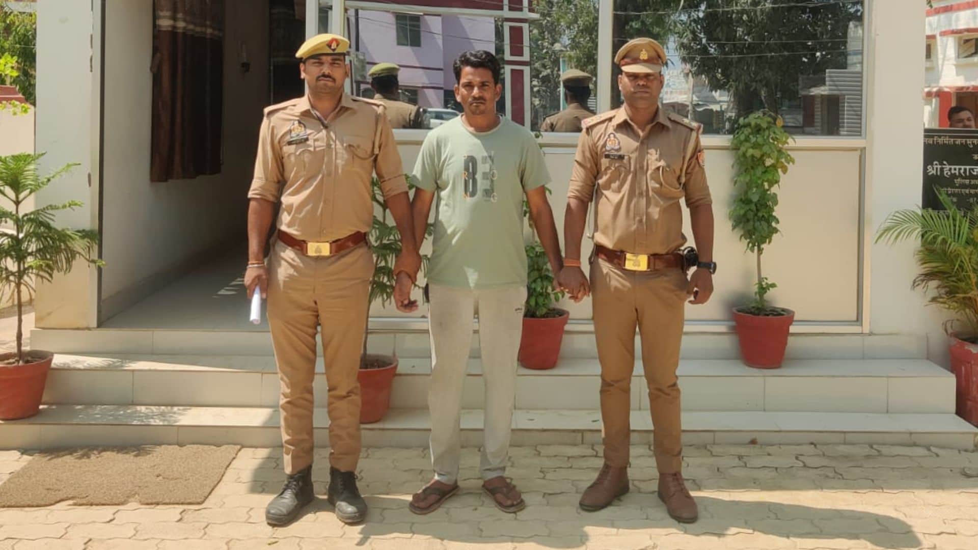 कैशियर को किया गया गिरफ्तार।