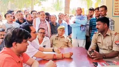 खेजुरी थाना में नाराज लोगों ने रखी अपनी बात।