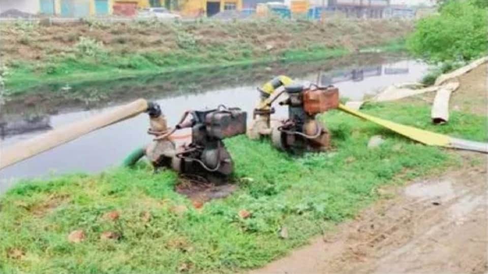 खैर रोड पर पंपिंग सेट के जरिये खेतों में छोड़ा जा रहा पानी