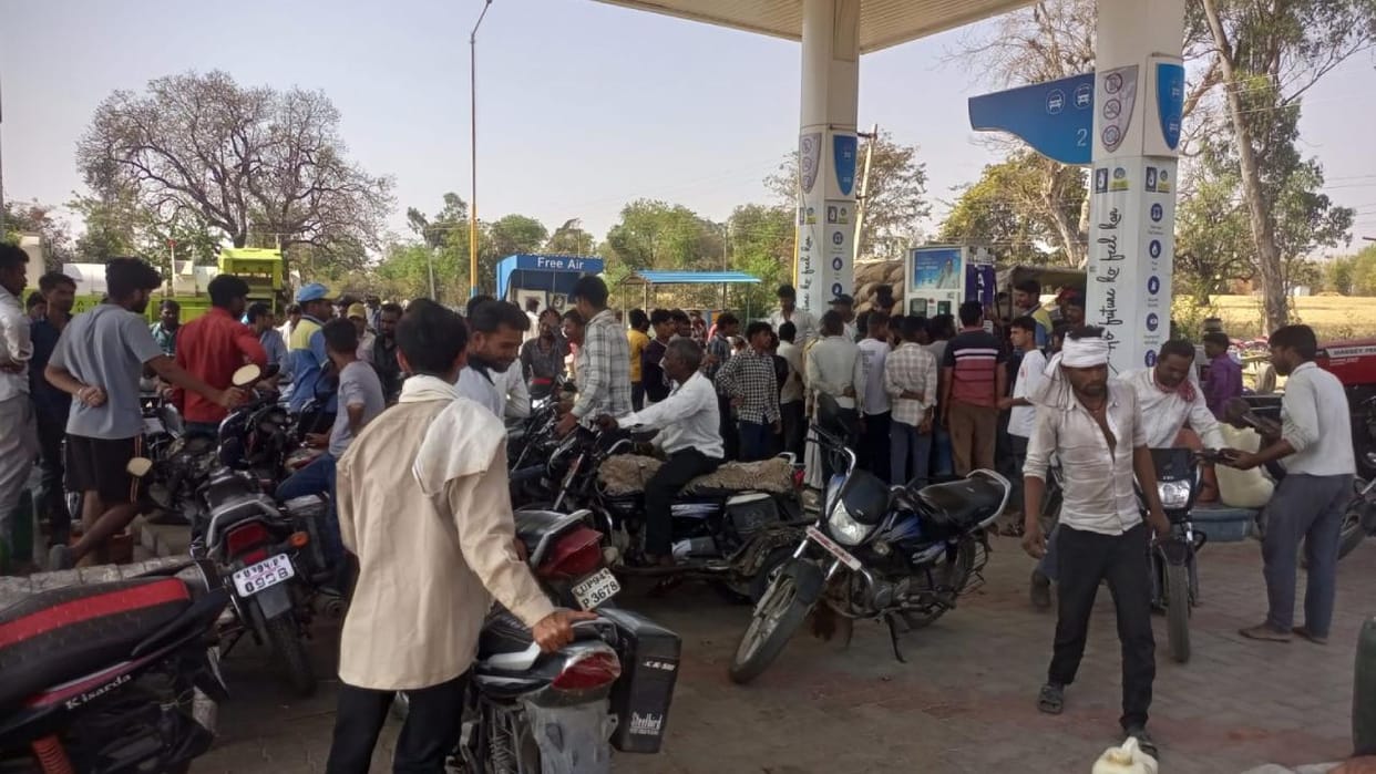 Lalitpur: Diesel crisis deepens, farmers worried, queues at petrol pumps since morning